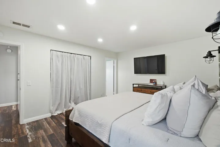 37_bedroom