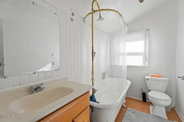MAIN HOUSE BATHROOM