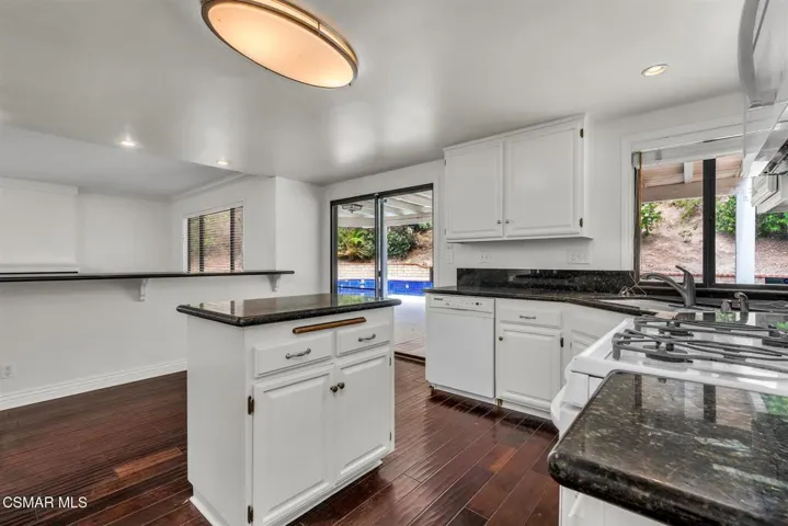 10 - Kitchen-