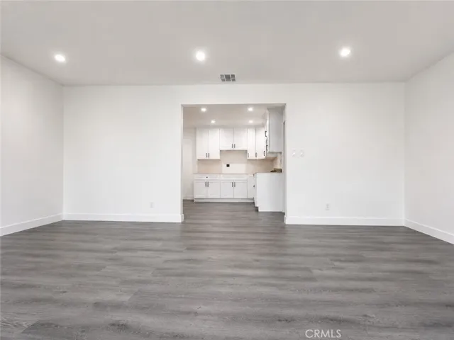 7918 Hazeltine Avenue, Panorama City, California 91402 — photo 4