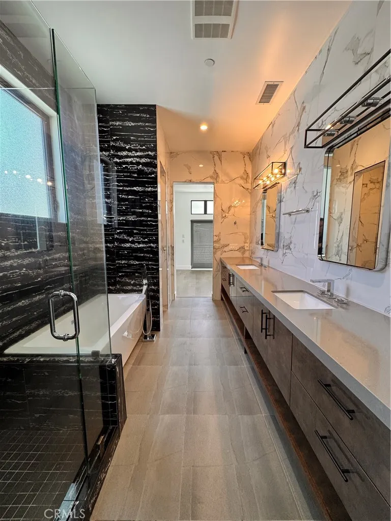 Master Bathroom Master Bathroom