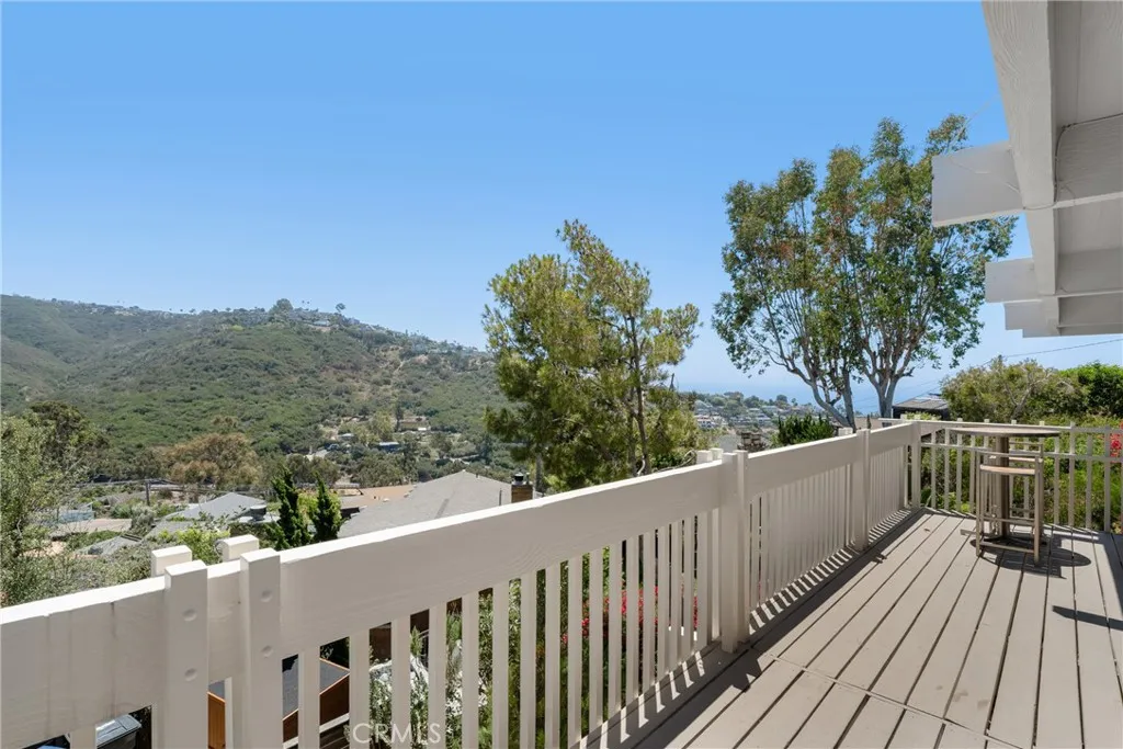 upper level deck accessible by both rooms