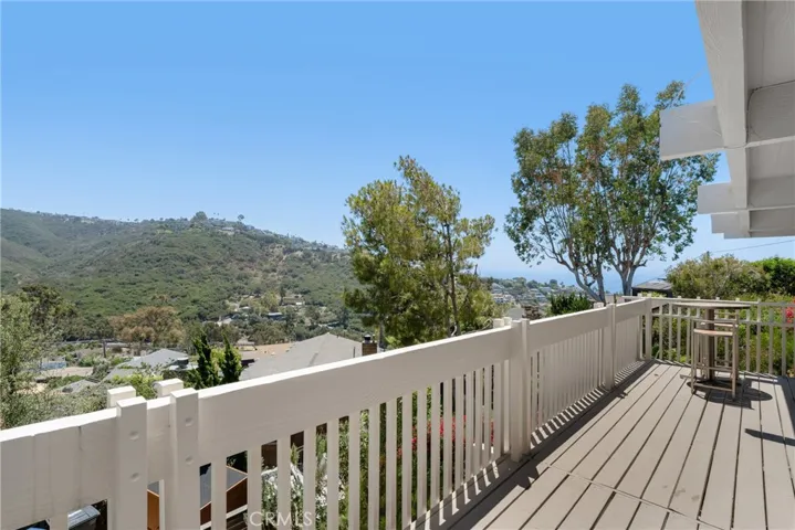 upper level deck accessible by both rooms