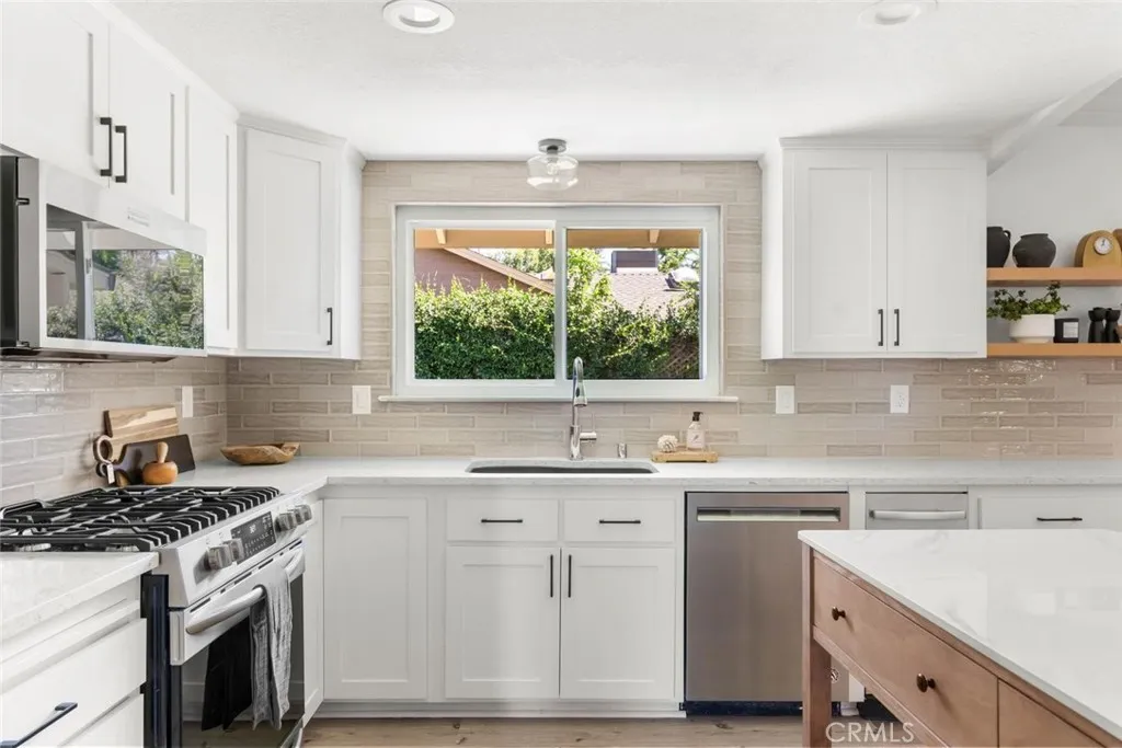Stylish backsplash and fixtures!