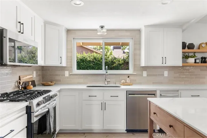 Stylish backsplash and fixtures!