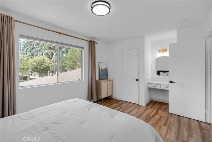 Main Bedroom Built in Vanity / Walk in Closet