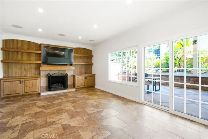 Family room qith fireplace