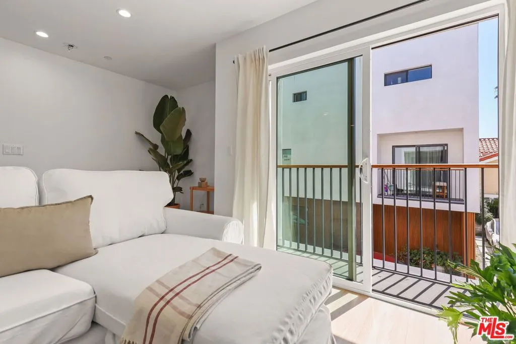 621 1/2 N Mariposa Avenue, Los Angeles, California 90004 — photo 4