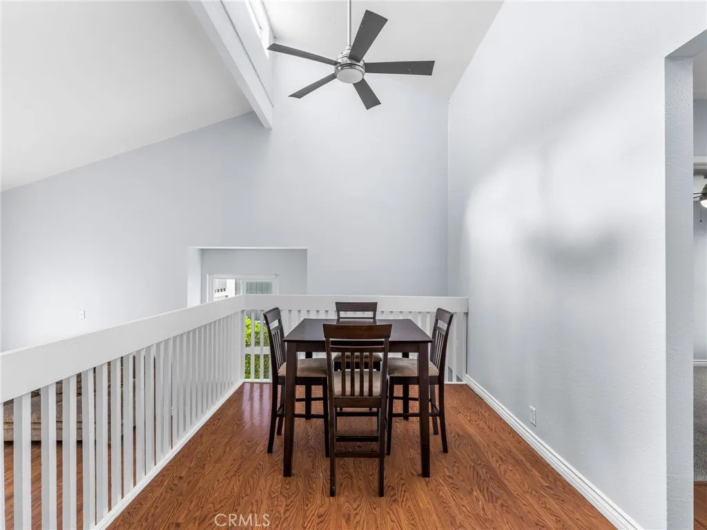 High ceiling dining room High ceiling dining room