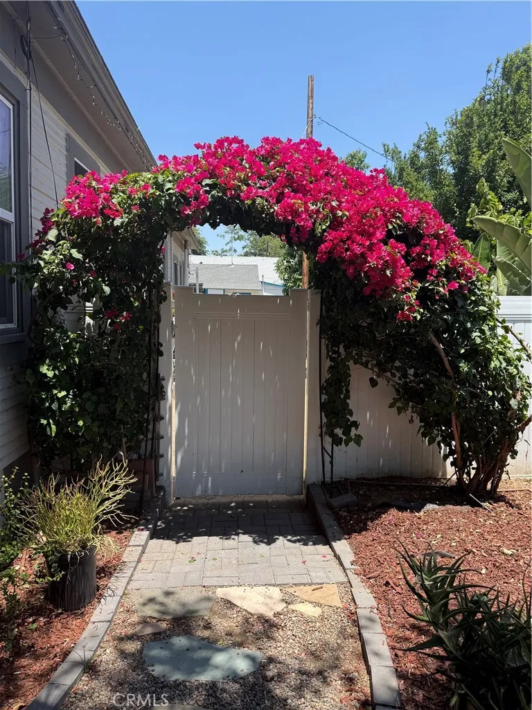 Side gate