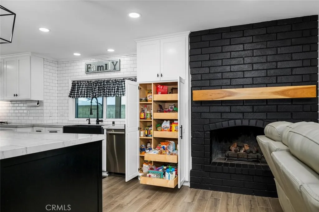 Pantry equipped with pull-out shelves.