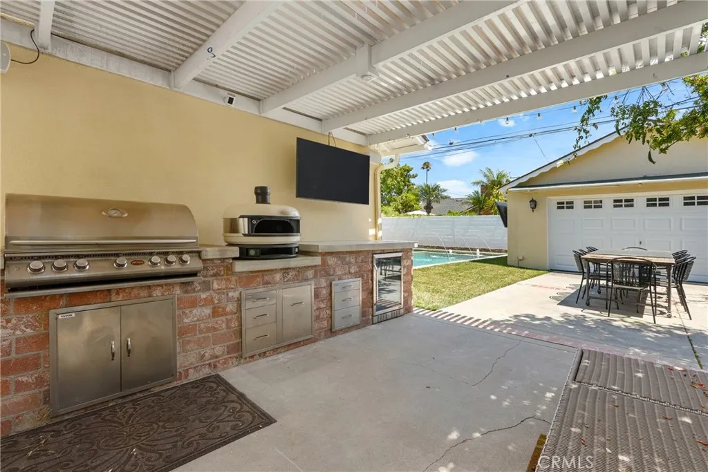 Outdoor kitchen, perfect for entertaining.