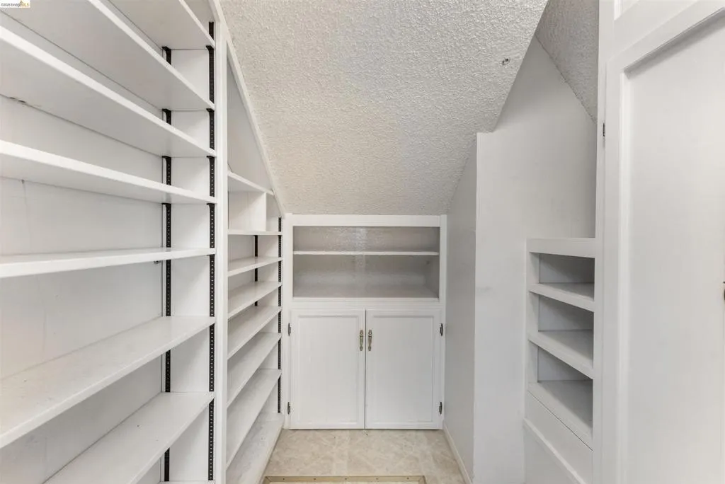 Integrated shelving system featuring numerous adjustable shelves