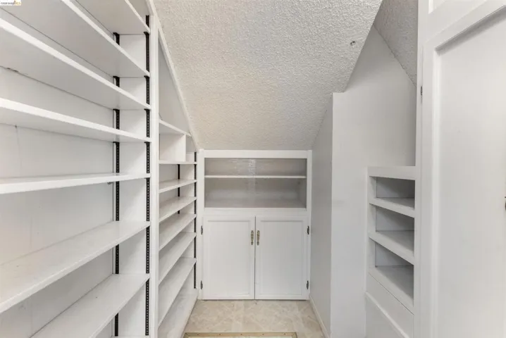 Integrated shelving system featuring numerous adjustable shelves