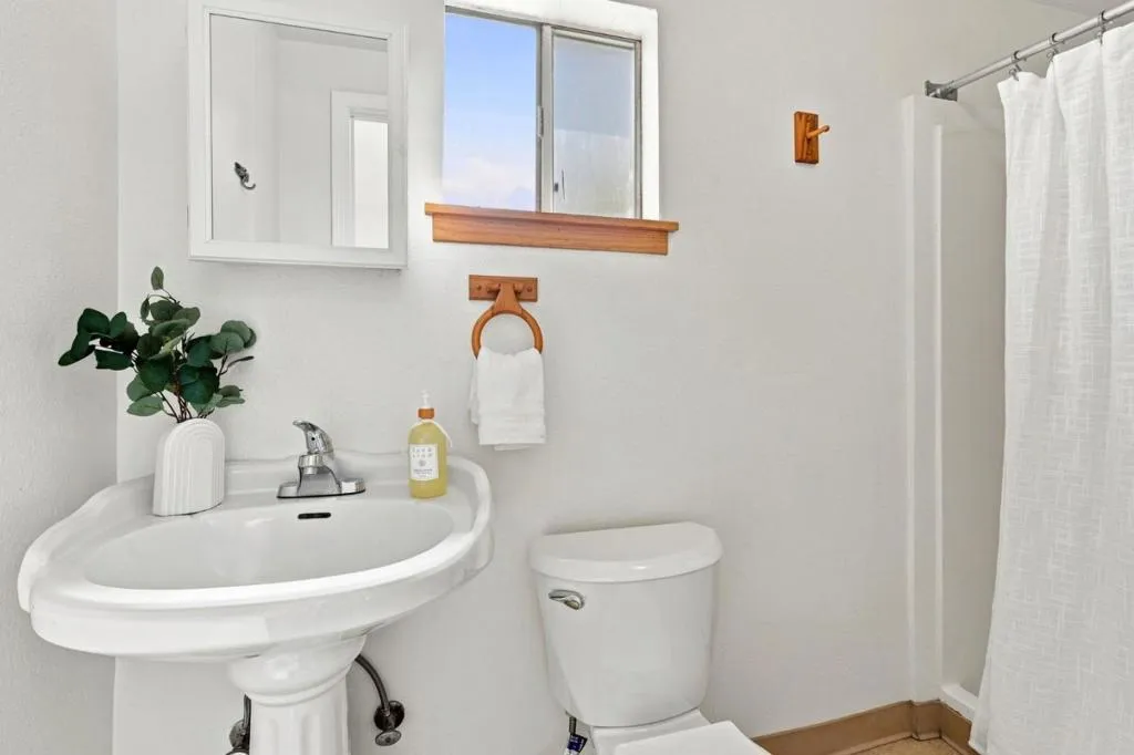 Private detached bathroom.