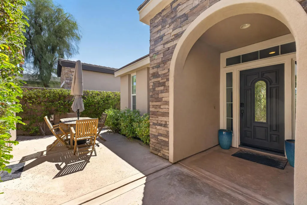 Casita Breezeway to Entry