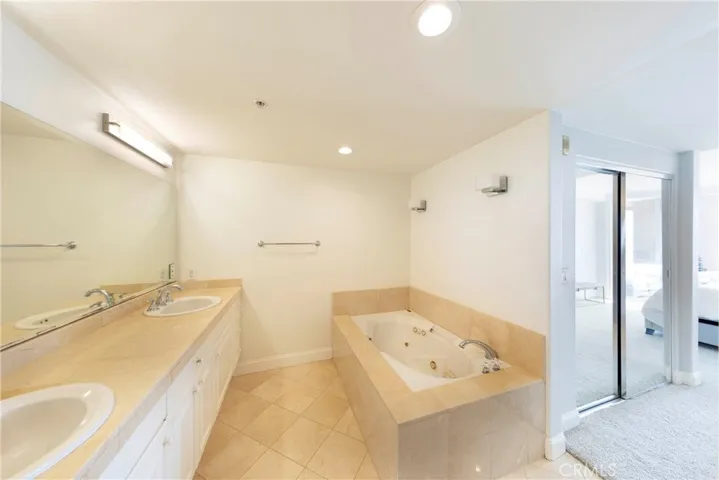 Dual Sink in the Primary Bath