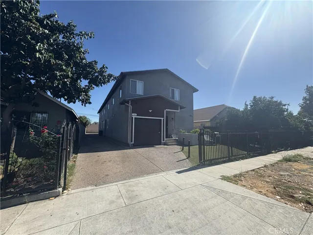 Exterior, Driveway, 1-Car Front Garage, & Front Yard