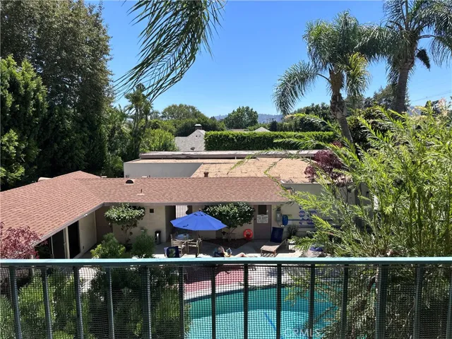 Balcony with view of Pool and Universal Studios