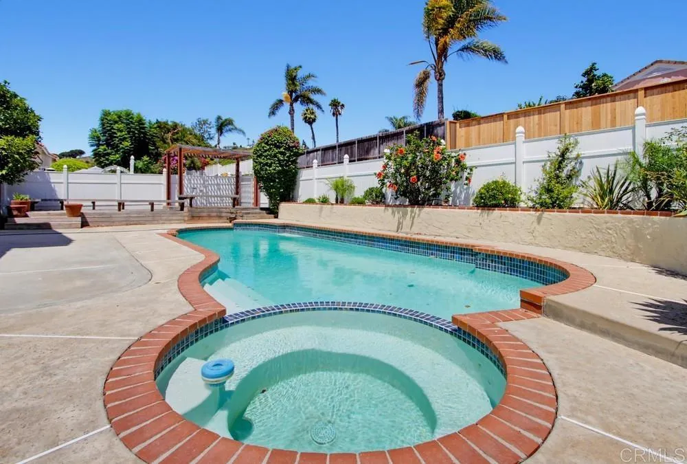 Pool and hot tub to enjoy