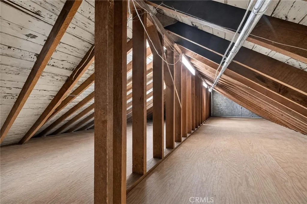 Attic photo has been photoshopped.