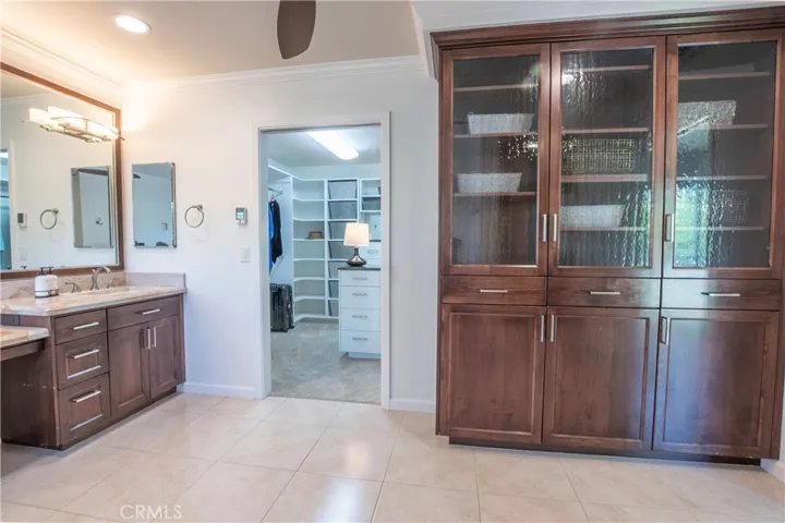 Primary Bath w/built in storage
