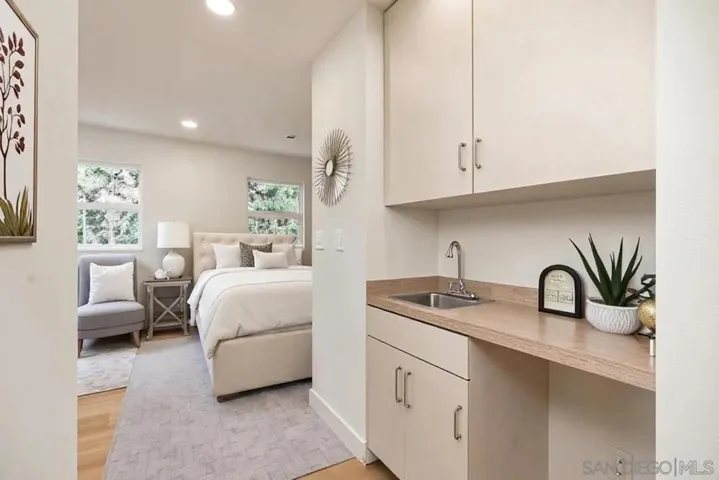https://zimg.paragon.ice.com/ParagonImages/Property/PA/SDMLS/260018791/28/120/90/032adc0367c70379c387fef9269462b9/3/158e16358b9284f6dea5ac7455c36441/260018791-0db70cff-8735-44b2-a981-83e682738630.JPG
