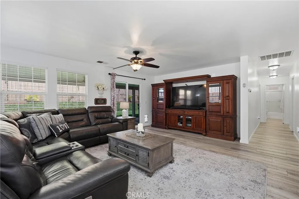 690 Julian, San Jacinto, California 92582 — photo 4