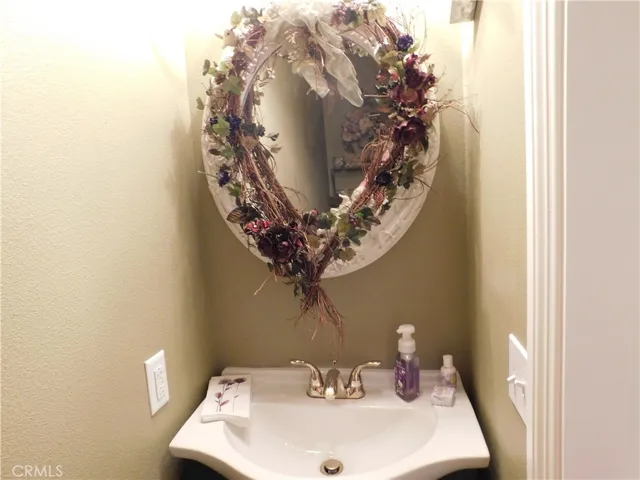 1/2 Bathroom/Guest Bath off hallway