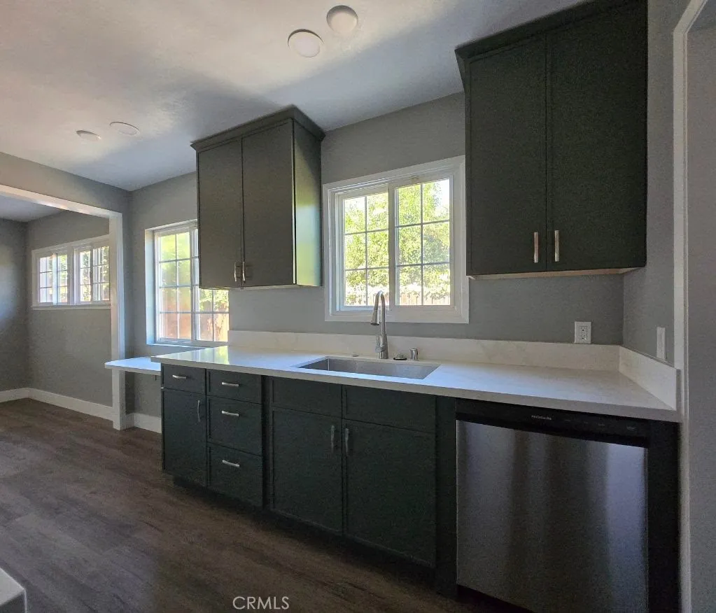 Kitchen boasts elegant quartz countertops
