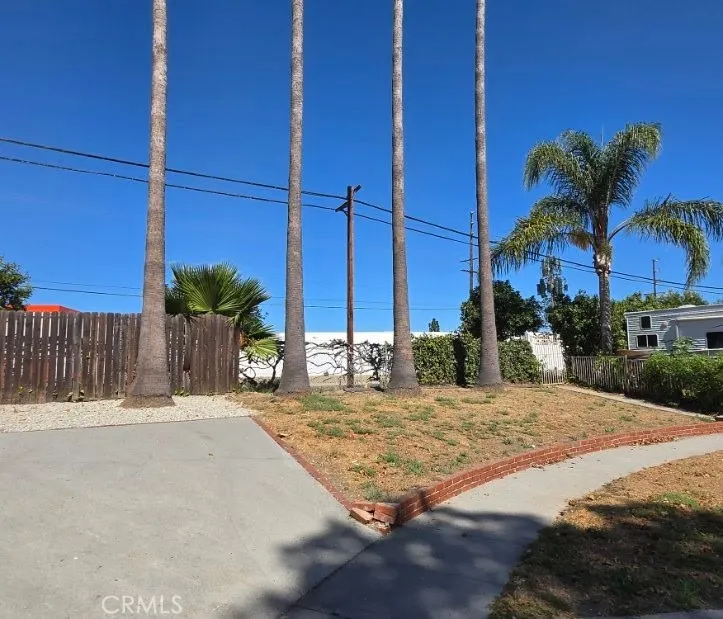front and side outdoor spaces providing versatile areas well suited for recreation, outdoor activity and a variety of lifestyle needs.
front and side outdoor spaces providing versatile areas well suited for recreation, outdoor activity and a variety of lifestyle needs.