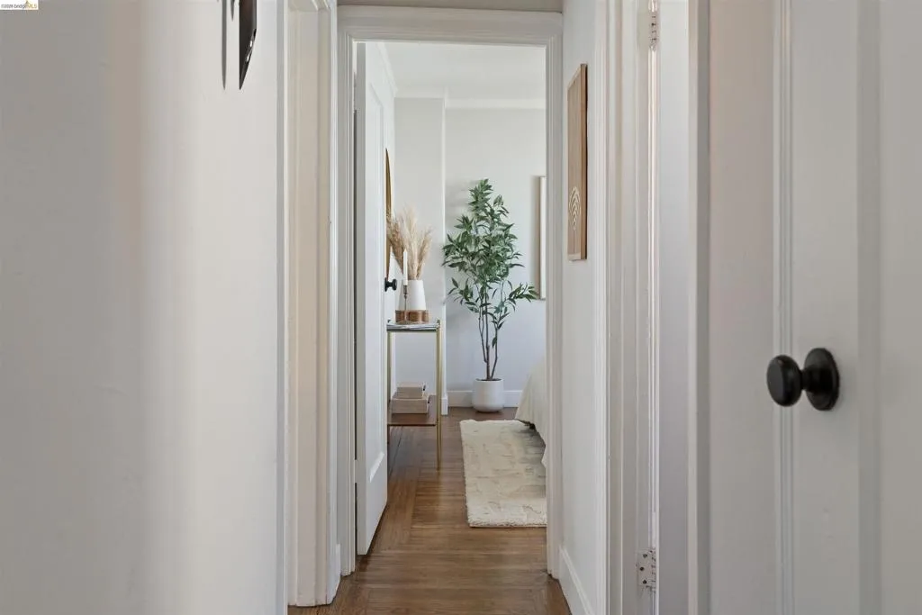 hall to front and interior bedrooms