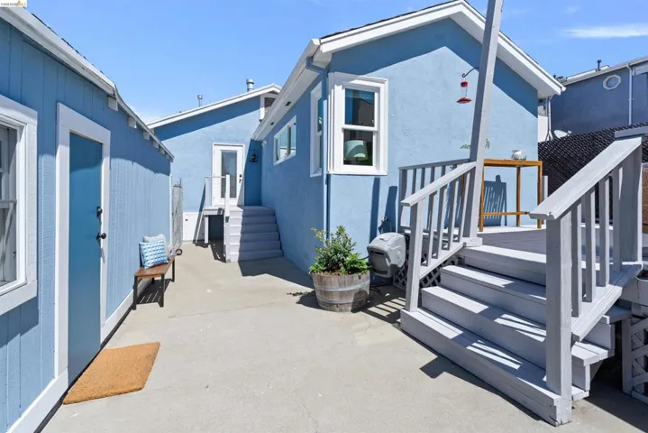 Side porch and stairs to back deck