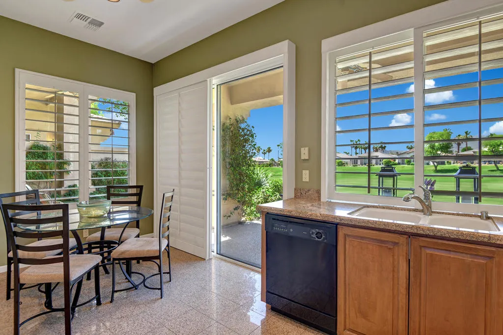 015KITCHEN BREAKFAST NOOK MLS
