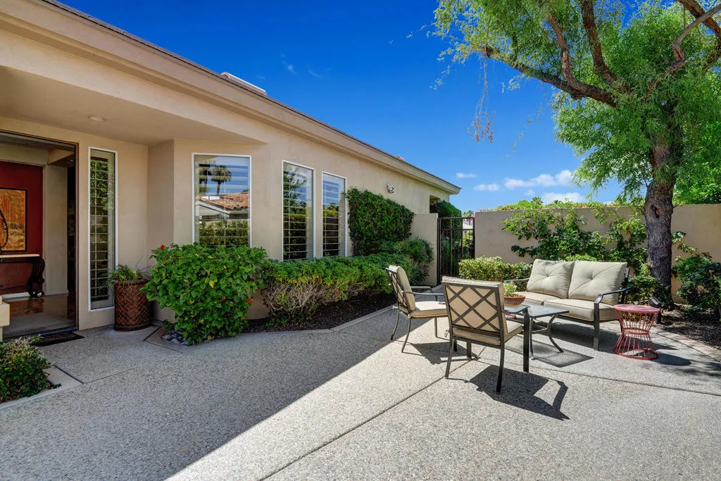 006ENTRY COURTYARD ANGLED MLS