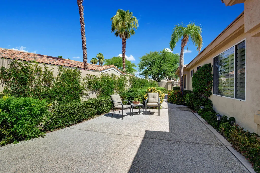 007ENTRY COURTYARD REVERSE MLS