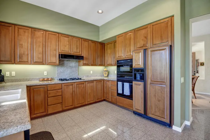 016KITCHEN ANGLED MLS