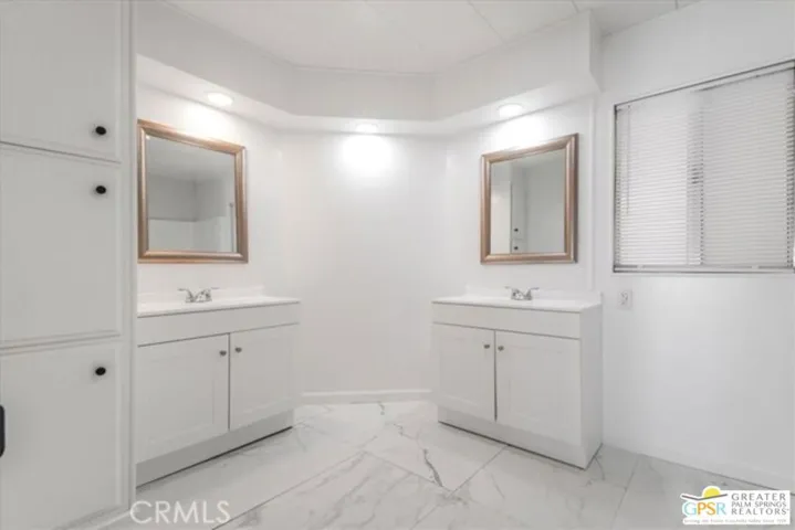 Primary bathroom pic 1