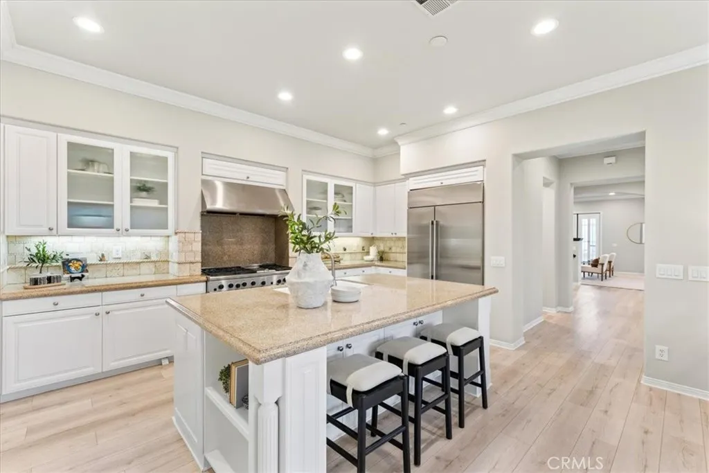 Light and bright Gourmet Kitchen with sit up island