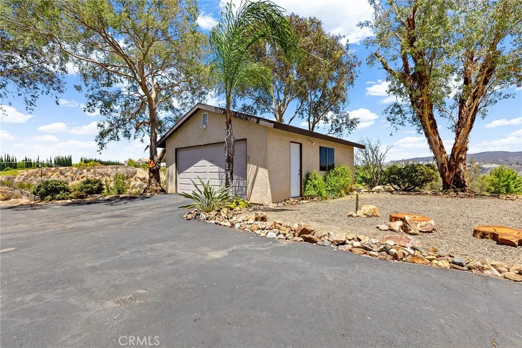detached 2 car garage
