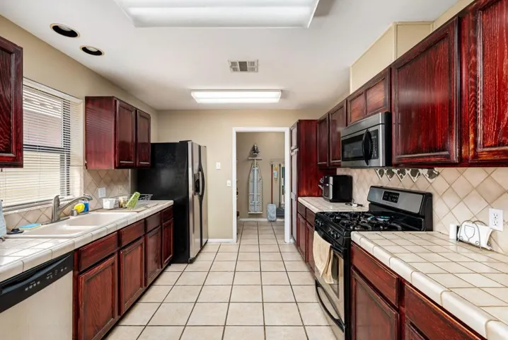23-web-or-mls-JMEisenhower_OPMG_0326_034