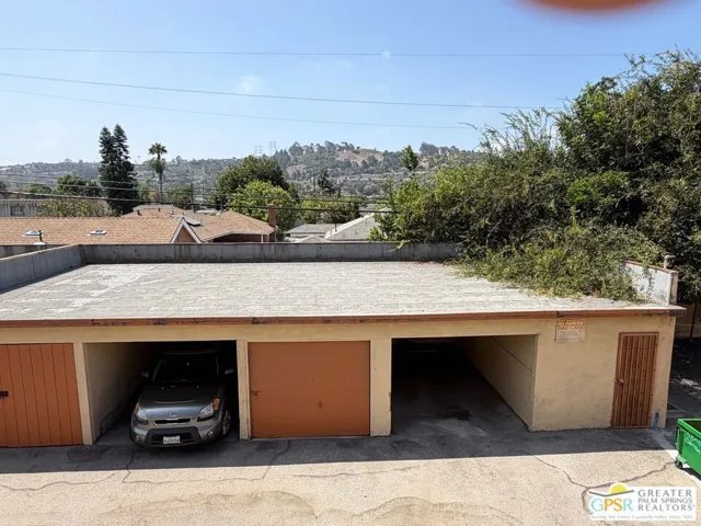 Single car covered garage spac