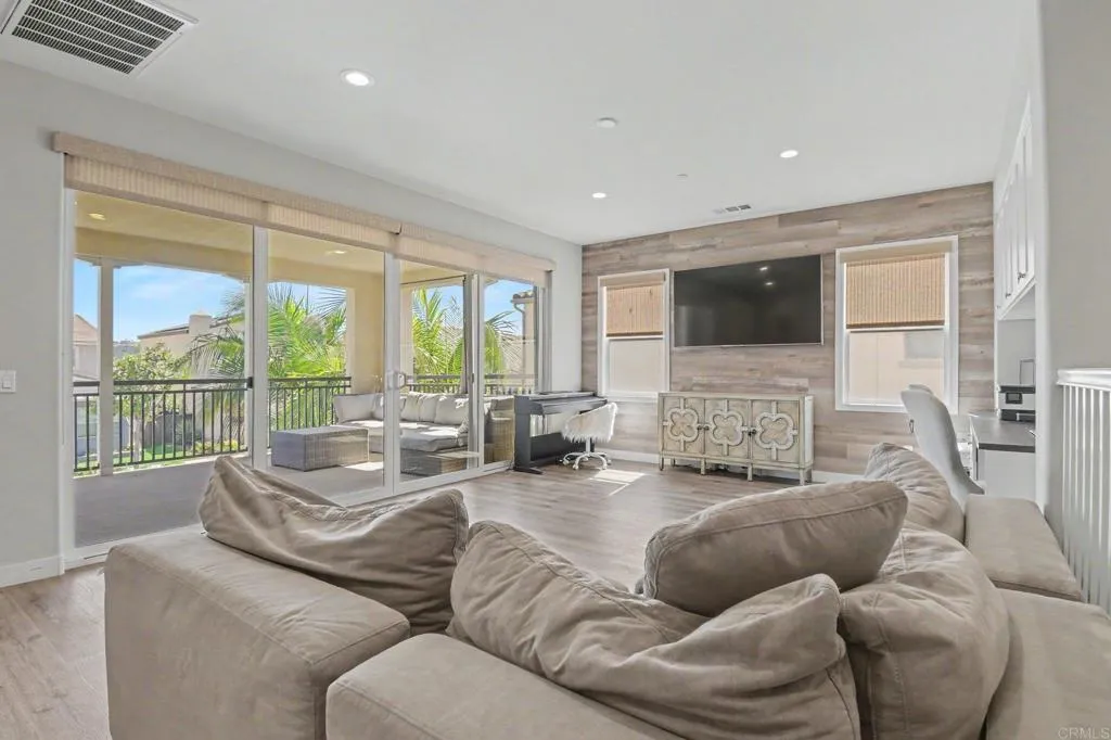 Oversized loft/ bonus room- enjoy the extra living space for your work, play and lifestyle wishes!