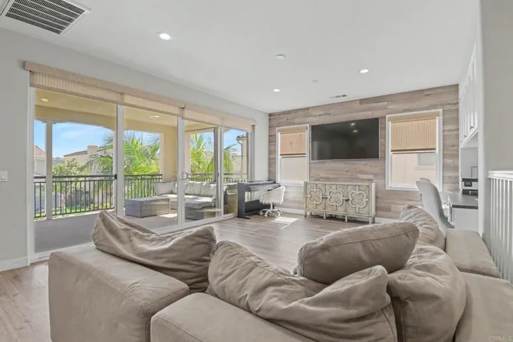 Oversized loft/ bonus room- enjoy the extra living space for your work, play and lifestyle wishes!