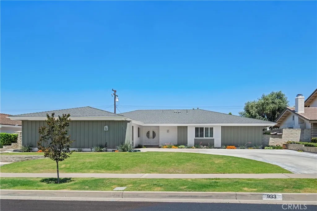 933 Ave