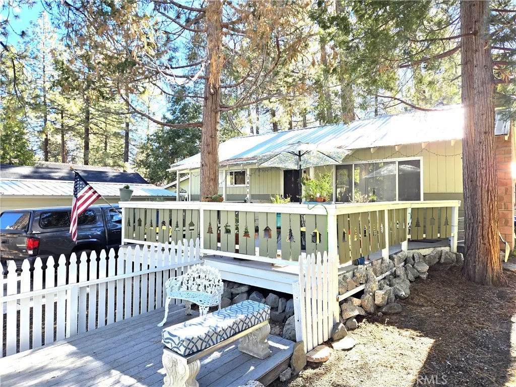 Front of house, wondeful deck