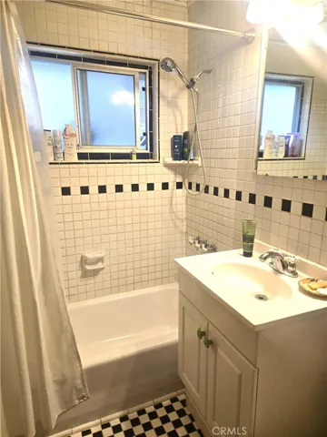 hall full bathroom