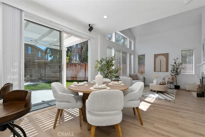 Dining Area: The dining space opens to both the living area and backyard, with wide sliding glass doors bringing in natural light and supporting easy indoor-outdoor flow.