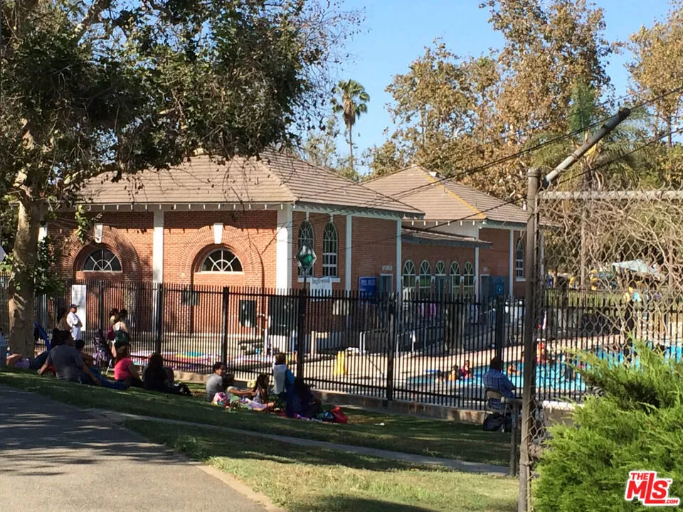 walk to public pool