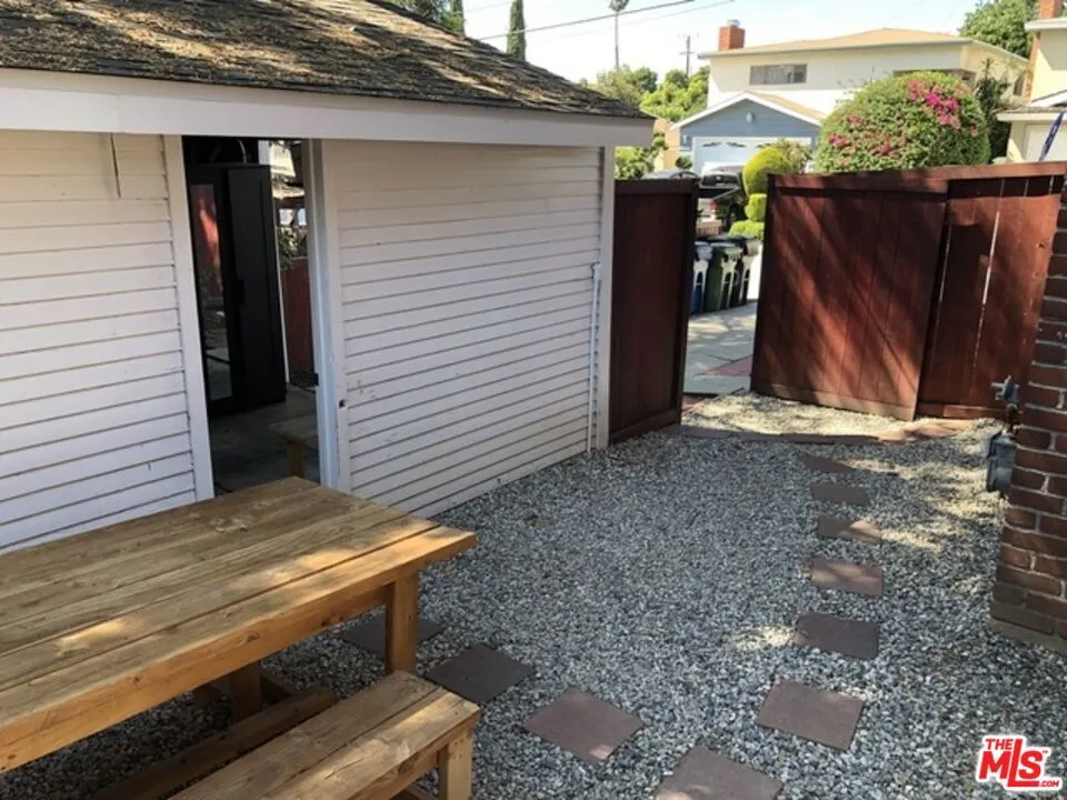 garage + fenced backyard